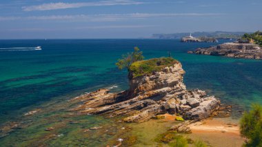 Santander, Cantabria 'daki Magdalena Yarımadası yakınlarında, deve şeklinde bir kayayla Playa del Camello (Deve Sahili) manzarası.