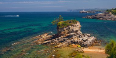 Santander, Cantabria 'daki Magdalena Yarımadası yakınlarında, deve şeklinde bir kayayla Playa del Camello (Deve Sahili) manzarası.