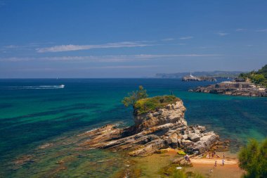 Santander, İspanya - 20 Temmuz 2024: Santander, Cantabria, İspanya 'da Magdalena Yarımadası yakınlarında, deve şeklinde bir kayayla Playa del Camello (Deve Sahili) manzarası.