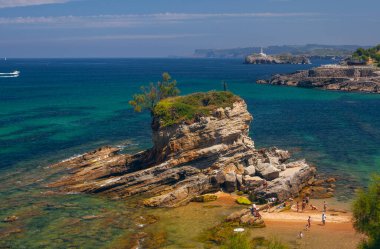 Santander, İspanya - 20 Temmuz 2024: Santander, Cantabria, İspanya 'da Magdalena Yarımadası yakınlarında, deve şeklinde bir kayayla Playa del Camello (Deve Sahili) manzarası.