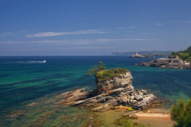 Santander, Cantabria 'daki Magdalena Yarımadası yakınlarında, deve şeklinde bir kayayla Playa del Camello (Deve Sahili) manzarası.