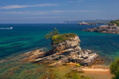 Santander, Cantabria 'daki Magdalena Yarımadası yakınlarında, deve şeklinde bir kayayla Playa del Camello (Deve Sahili) manzarası.