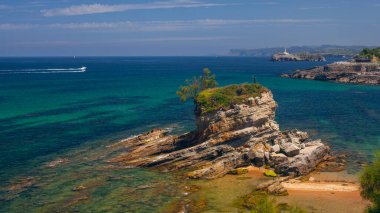 Santander, Cantabria 'daki Magdalena Yarımadası yakınlarında, deve şeklinde bir kayayla Playa del Camello (Deve Sahili) manzarası.