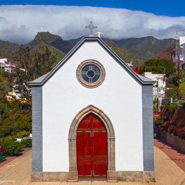 Tenerife, İspanya - 13 Şubat 2022: San Pedro Kilisesi, Igueste de San Andres, Tenerife Adası, Kanarya Adaları, İspanya