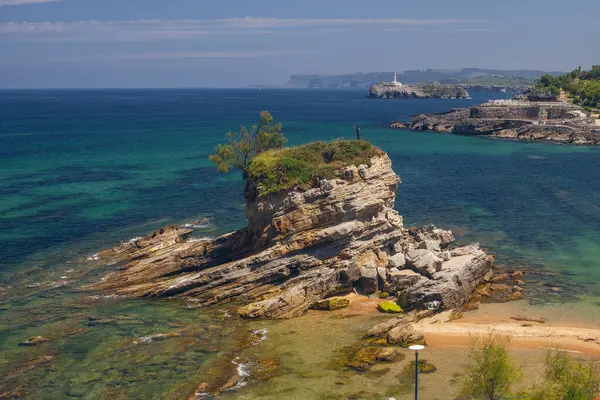 Santander, Cantabria 'daki Magdalena Yarımadası yakınlarında, deve şeklinde bir kayayla Playa del Camello (Deve Sahili) manzarası.