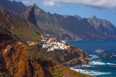İspanya, Tenerife Adası 'ndaki Atlantik Okyanusu ve Anaga Dağları' nın güzel manzarası