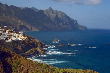 İspanya, Tenerife Adası 'ndaki Atlantik Okyanusu ve Anaga Dağları' nın güzel manzarası