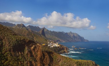 İspanya, Tenerife Adası 'ndaki Atlantik Okyanusu ve Anaga Dağları' nın güzel manzarası