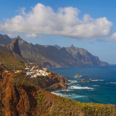 İspanya, Tenerife Adası 'ndaki Atlantik Okyanusu ve Anaga Dağları' nın güzel manzarası