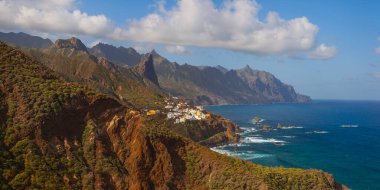 İspanya, Tenerife Adası 'ndaki Atlantik Okyanusu ve Anaga Dağları' nın güzel manzarası
