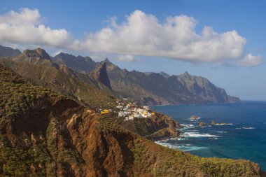 İspanya, Tenerife Adası 'ndaki Atlantik Okyanusu ve Anaga Dağları' nın güzel manzarası