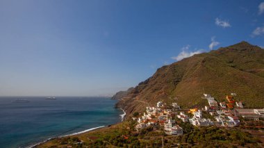 İspanya, Tenerife Adası 'ndaki Atlantik Okyanusu ve Anaga Dağları' nın güzel manzarası
