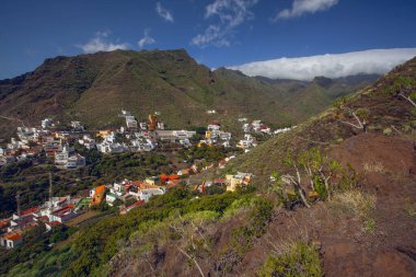 İspanya, Tenerife Adası 'ndaki Atlantik Okyanusu ve Anaga Dağları' nın güzel manzarası
