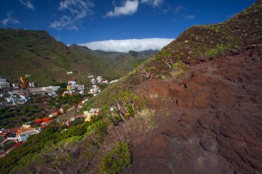 İspanya, Tenerife Adası 'ndaki Atlantik Okyanusu ve Anaga Dağları' nın güzel manzarası