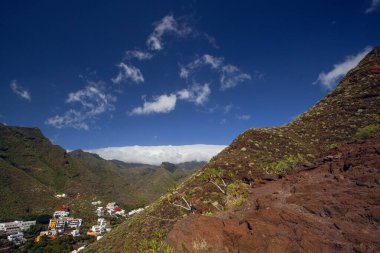İspanya, Tenerife Adası 'ndaki Atlantik Okyanusu ve Anaga Dağları' nın güzel manzarası