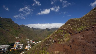 İspanya, Tenerife Adası 'ndaki Atlantik Okyanusu ve Anaga Dağları' nın güzel manzarası