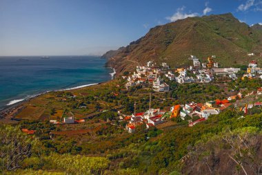 İspanya, Tenerife Adası 'ndaki Atlantik Okyanusu ve Anaga Dağları' nın güzel manzarası