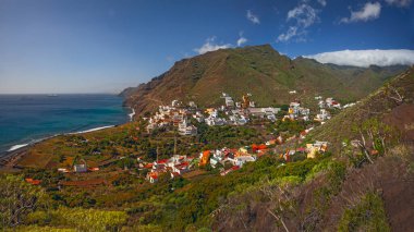 İspanya, Tenerife Adası 'ndaki Atlantik Okyanusu ve Anaga Dağları' nın güzel manzarası