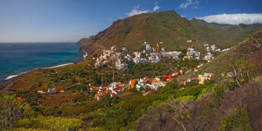 İspanya, Tenerife Adası 'ndaki Atlantik Okyanusu ve Anaga Dağları' nın güzel manzarası