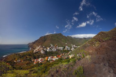 İspanya, Tenerife Adası 'ndaki Atlantik Okyanusu ve Anaga Dağları' nın güzel manzarası