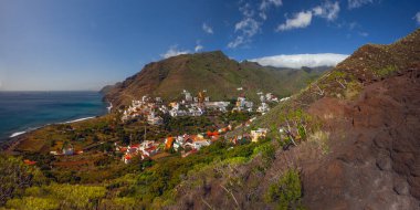 İspanya, Tenerife Adası 'ndaki Atlantik Okyanusu ve Anaga Dağları' nın güzel manzarası