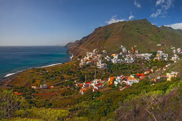 İspanya, Tenerife Adası 'ndaki Atlantik Okyanusu ve Anaga Dağları' nın güzel manzarası