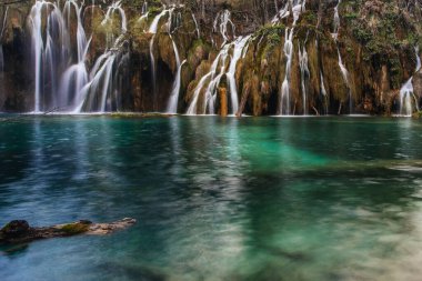 Güzel Plitvice gölleri ulusal parkı, bir sürü şelale ve açık göller.