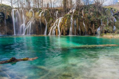 Güzel Plitvice gölleri ulusal parkı, bir sürü şelale ve açık göller.