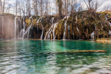 Güzel Plitvice gölleri ulusal parkı, bir sürü şelale ve açık göller.