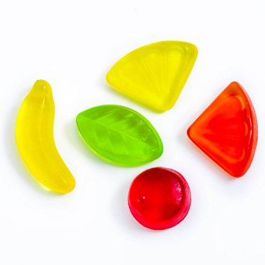 Beyaz arka planda taze jöleli meyve şekerlemeleri