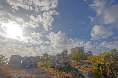 Antik Tulum, Meksika, Yucatan 'daki Okyanus kıyısında harabeler.