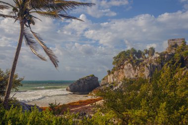 Antik Tulum, Meksika, Yucatan 'daki Okyanus kıyısında harabeler.
