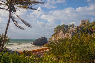 Antik Tulum, Meksika, Yucatan 'daki Okyanus kıyısında harabeler.