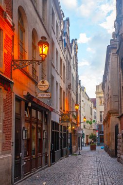 Brüksel, Belçika, 5 Haziran 2022: Brüksel şehir merkezindeki geleneksel bina ve evler, sabahın erken saatlerinde