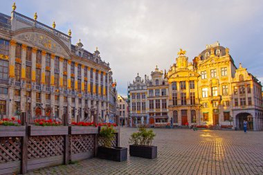 Brüksel, Belçika, 5 Haziran 2022: Brüksel şehir merkezindeki geleneksel bina ve evler, sabahın erken saatlerinde