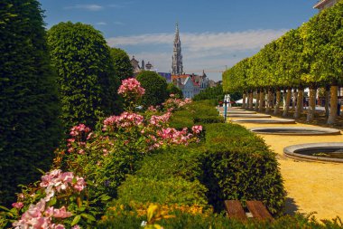 Brüksel, Belçika - 4 Haziran 2022: Brüksel şehri Kunstberg 'den veya Mont des Arts' tan (sanat dağları) Kral I. Albert 'in binası ve Binicilik anıtı