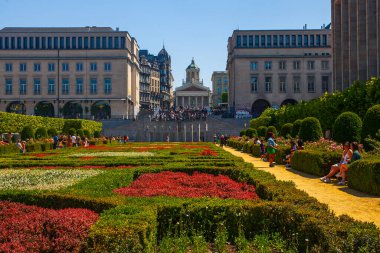Brüksel, Belçika - 4 Haziran 2022: Kings Place Meydanı ve St Jacques-sur-Coudenberg Kilisesi manzaralı Mont des Arts bahçesi ve Belçika 'nın başkenti Brüksel' de turistler.