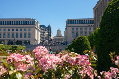 Brüksel, Belçika - 4 Haziran 2022: Kings Place Meydanı ve St Jacques-sur-Coudenberg Kilisesi manzaralı Mont des Arts bahçesi ve Belçika 'nın başkenti Brüksel' de turistler.