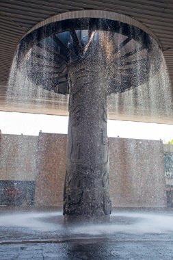 Mexico City, Mexico - 12 Mart 2022: Ulusal Antropoloji Müzesi 'ndeki El Paraguas çeşmesinin manzarası, Meksika' nın en büyük ve en çok ziyaret edilen müzesidir.