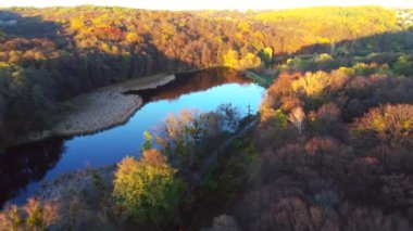  Güzel göllerin ve sonbahar ormanlarının manzarası