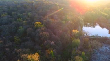  Güzel göllerin ve sonbahar ormanlarının manzarası