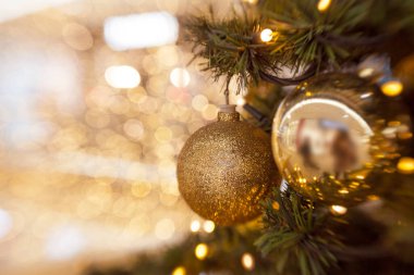 Işıklı bir sürü süslemesi olan Noel ağacı.