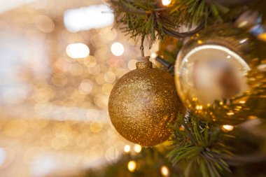 Işıklı bir sürü süslemesi olan Noel ağacı.