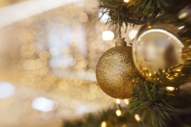 Işıklı bir sürü süslemesi olan Noel ağacı.