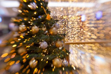 Işıklı bir sürü süslemesi olan Noel ağacı.