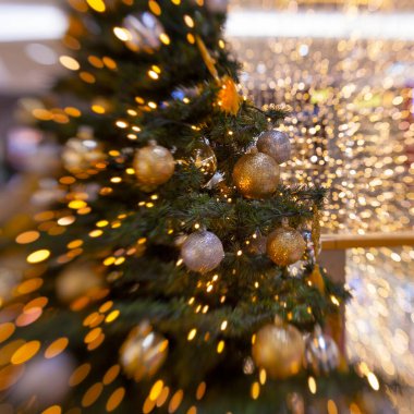 Işıklı bir sürü süslemesi olan Noel ağacı.