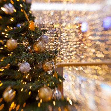 Işıklı bir sürü süslemesi olan Noel ağacı.