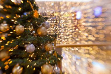 Işıklı bir sürü süslemesi olan Noel ağacı.