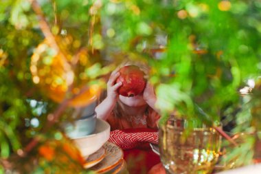 Noel ağacının yanında yakındaki küçük kız. 