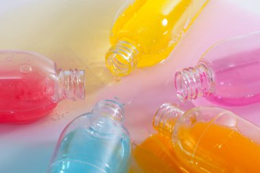 Dökülmüş renkli şampuan şişeleri, beyazın üstüne